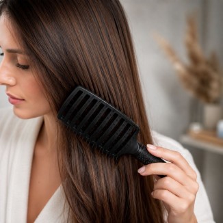 femme brossant ses cheveux avec la soft'n straight