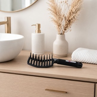 brosse soft'n straight posée sur meuble vasque en bois