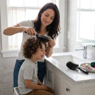 maman brossant les cheveux de son enfant, soft'n straight