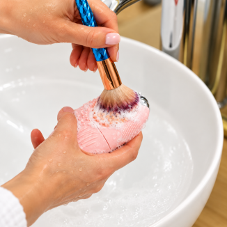 nettoyage pinceaux de maquillage
